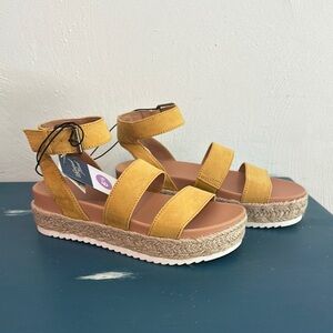 Universal Thread Yellow Annie Heels Shoes with Platform (run a little big)